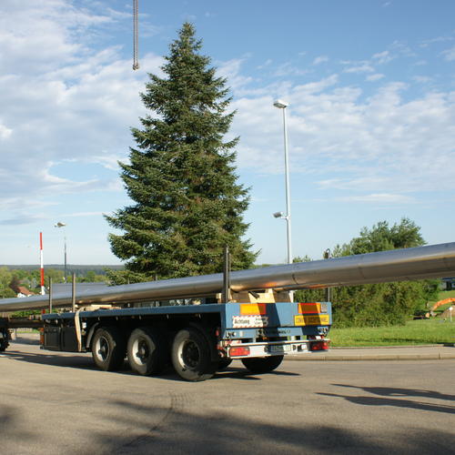 Transport von zwei geschweißten Abgasleitungen mit ja 25m - Fischerwerke Tumlingen