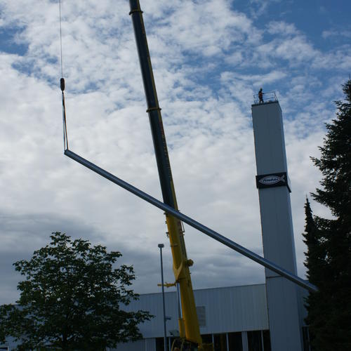 Die erste Säule wird vom Tieflader in die Senkrechte gehoben