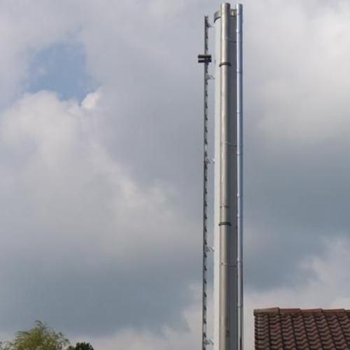 Abgasleitung Durchmesser 100mm (rechter Schornstein im Bild), Bauvorhaben Blockheizkraftwerk Hohenäcker, Altensteig