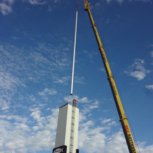 Sanierung der Schornsteine mittels 70m Kran - je de Rohrsäule ist 25m lang