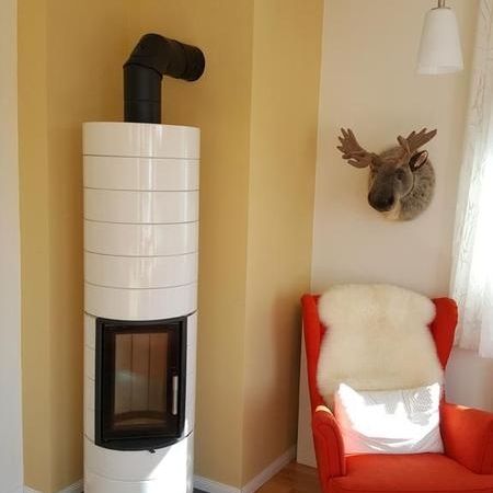 Speicherofen in einem modernen Wohnzimmer
