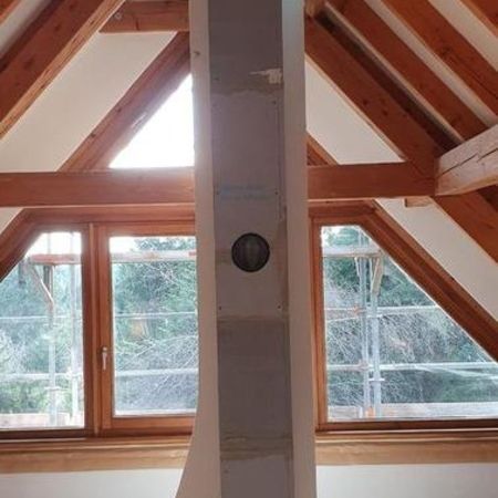 Neuer Schornstein neben alten Schornsteinzug für den Anschluß eines zusätzlichen Ofens im Dachgeschoss