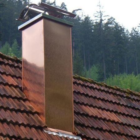 ... und anschließend mit Kupfer neu verkleidet. Abdeckplatte und Schwarzwaldhaube sind aus Edelstahl. Ort: Bad Liebenzell