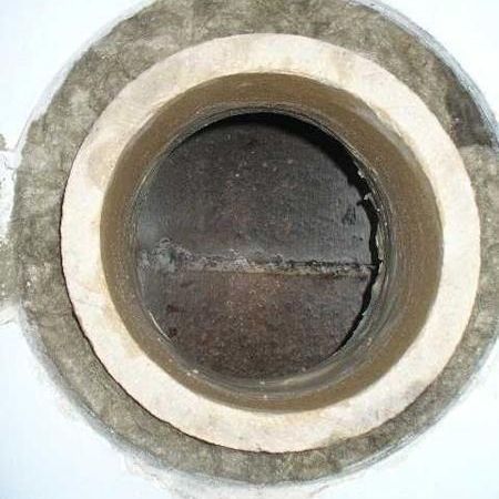 Nachträglich hergestellter Rauchrohranschluss an einen keramischen Schornstein. Hier wird noch das Doppelwandfutter eingemauert und verputzt. Fertig!