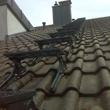 Eine installierte Dachleiter, die zum Kaminausgang führt.