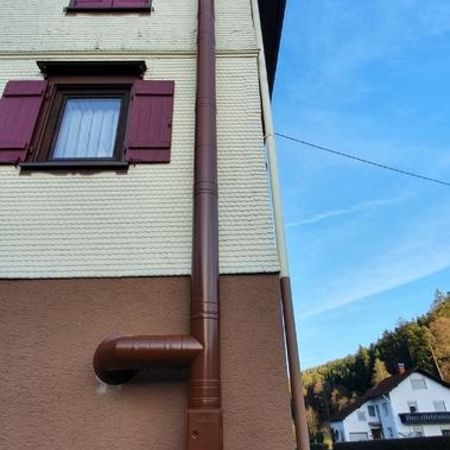 Edelstahlschornstein pulverbeschichtet, passend zum Gebäude