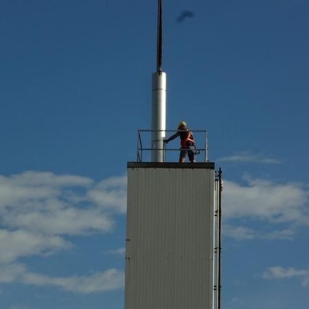 Geschafft! 30 m am Stück zielgenau in den alten Schornstein eingebracht. (Fischerwerke Tumlingen)