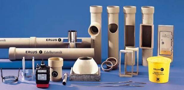 Diverse Kleinteile, die für die Schornsteinsanierung wichtig sind vor blauem Hintergrund.