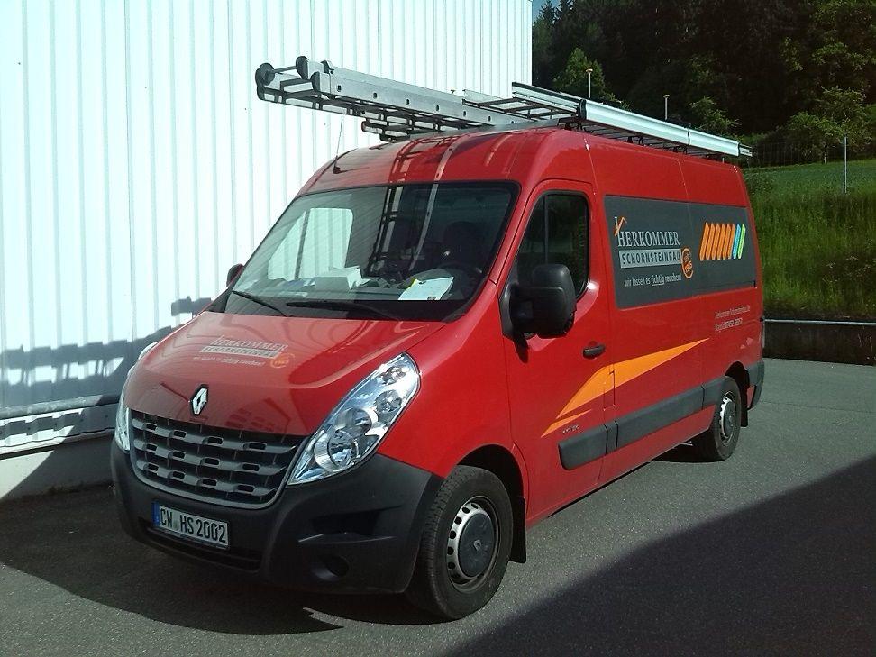Firmenfahrzeug von Schornsteinbau Herkommer in Nagold - roter Renault Transporter mit Logo und Dachleiter